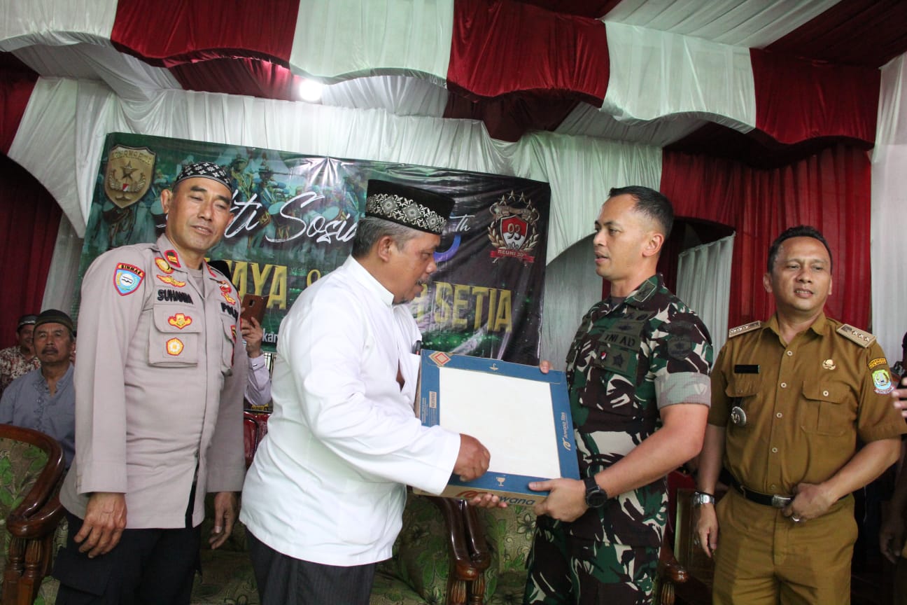 Dandim 0507/Bekasi Menyerahkan Bantuan Keramik Secara Simbolis Untuk Rumah Ibadah