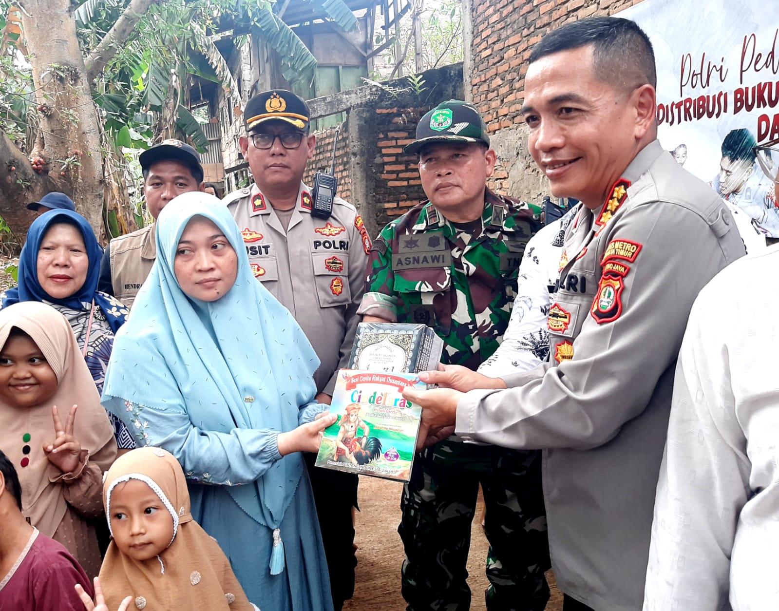 Polri Peduli Budaya Literasi Kapolres Metro Jaktim Bagikan Buku Bacaan dan ATK di Kramat Jati