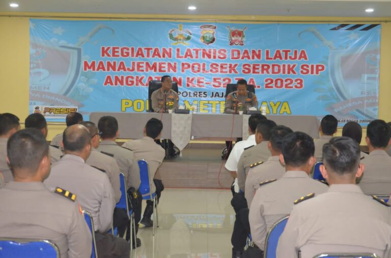 Kapolres Metro Bekasi Kota Pimpin Kegiatan Penutupan Latnis dan Latja Serdik SIP Angkatan 52 Tahun 2023 di Polres Metro Bekasi Kota dan Polsek Jajaran