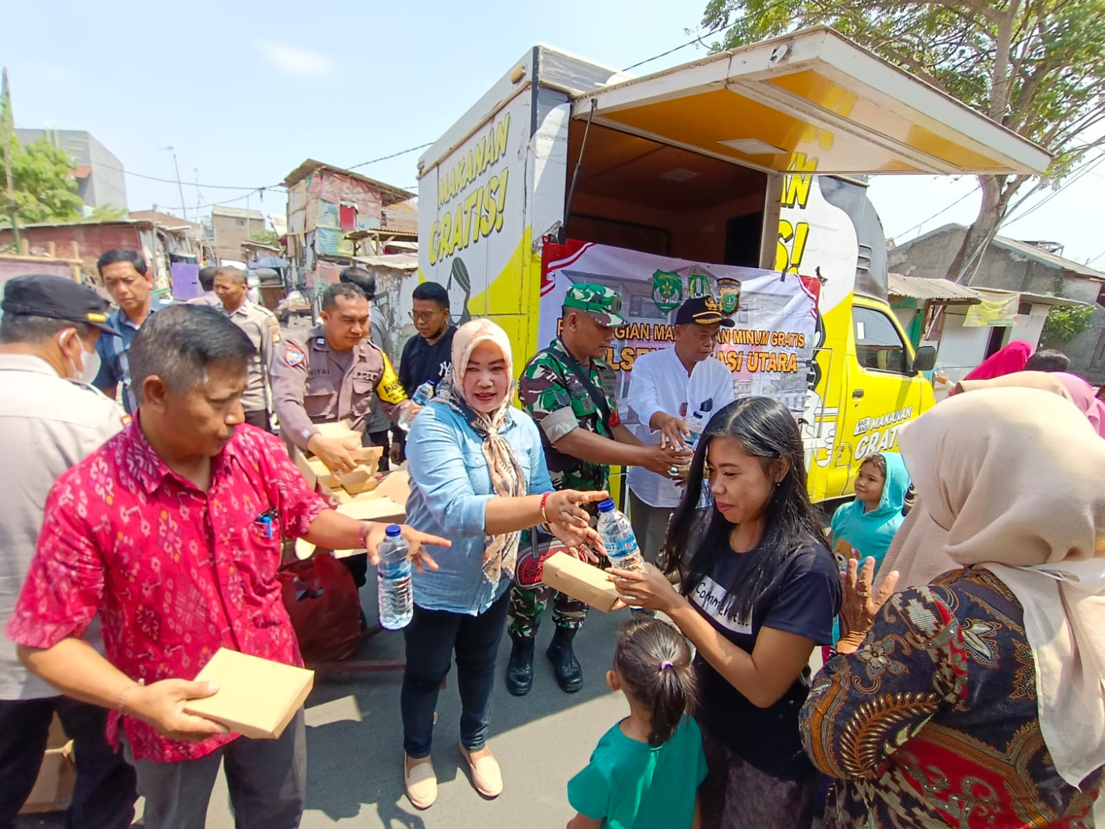 Pembagian Makan dan Minum Gratis dari Polsek Bekasi Utara Bersama 3 (Tiga) Pilar di Kel. Teluk Pucung Kec. Bekasi Utara