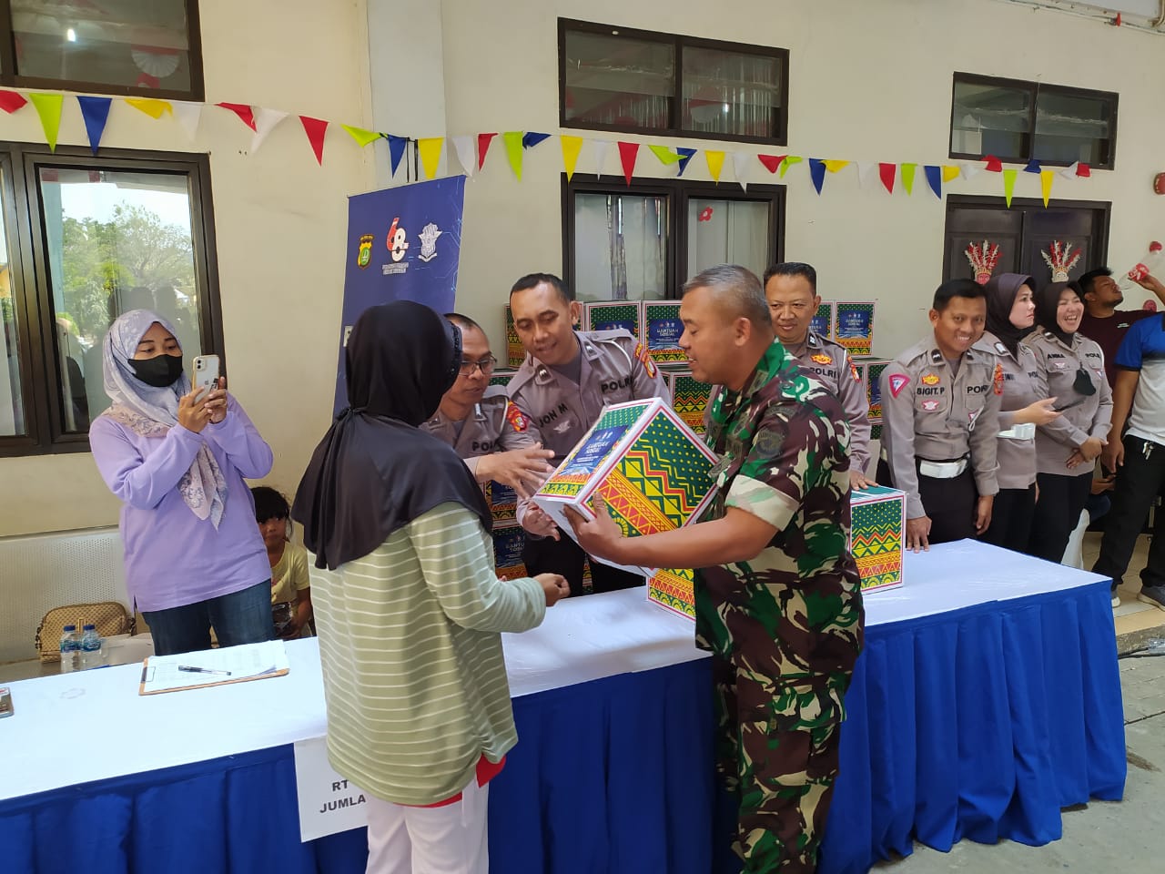 Dampingi Wadirlantas, Babinsa Koramil 06/Cakung Bagikan Sembako