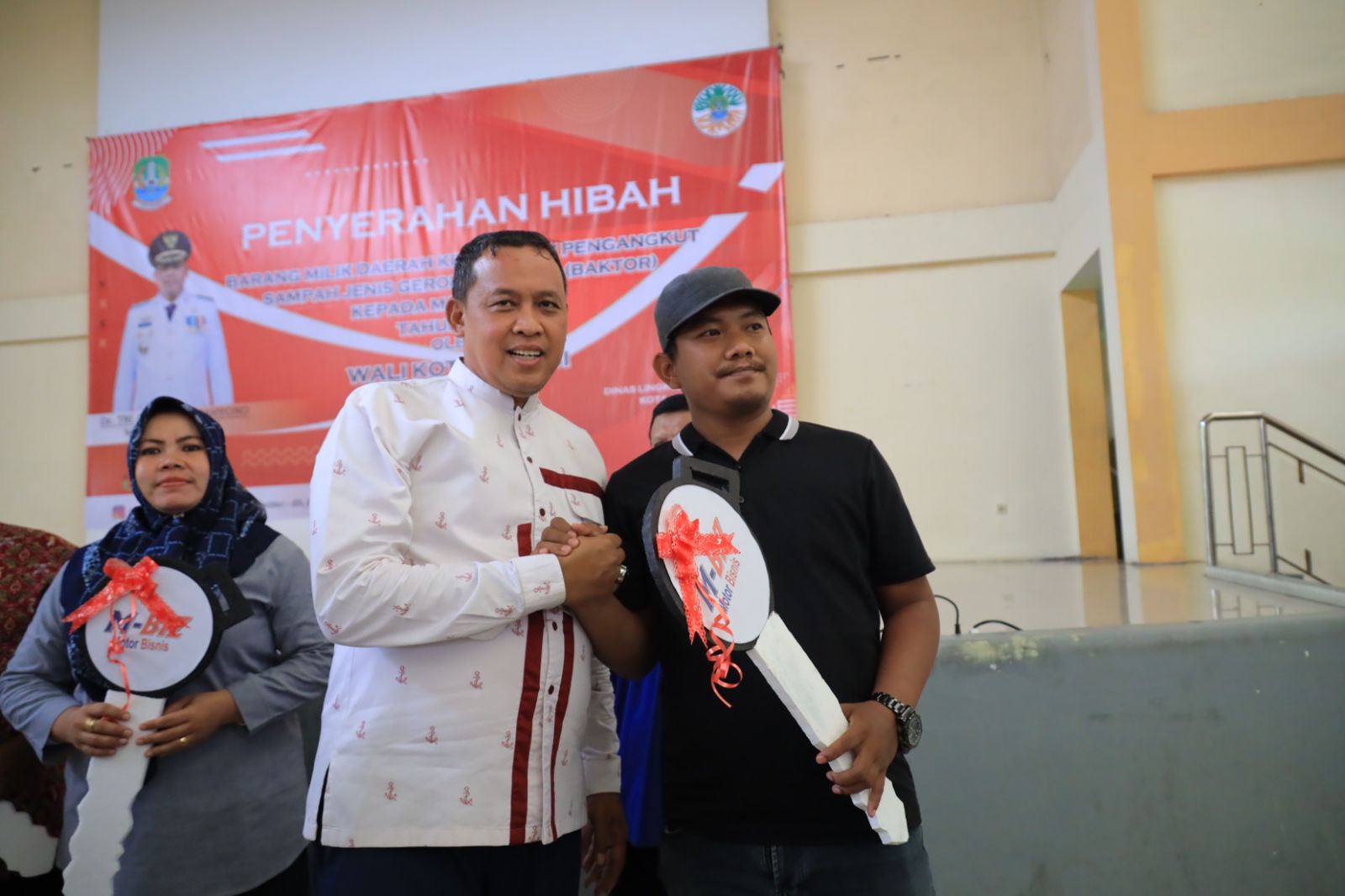 WALI KOTA BEKASI SERAHKAN 170 BAKTOR KEPADA RW SE-KOTA BEKASI