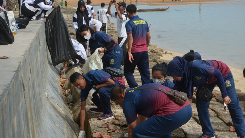 Bakamla RI Turut Ikuti Aksi World Cleanup Day di Pantai Bemban Nongsa Batam