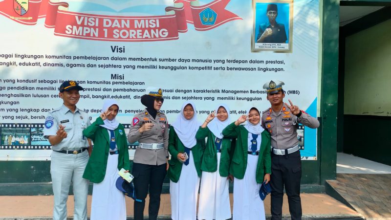 Kegiatan PPKL dan Police Goes to School di SMPN 1 Soreang Kabupaten Bandung