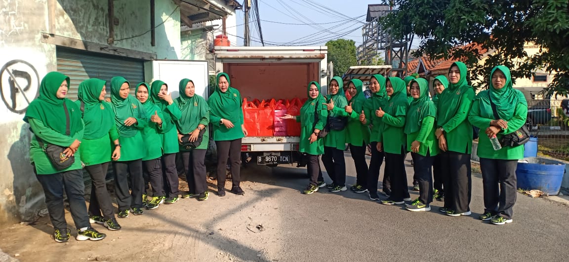 Berbagi Terhadap Sesama Persit KCK Cabang XIX Kodim 0505 Bagikan Nasi Kotak Giat Jumat Berkah