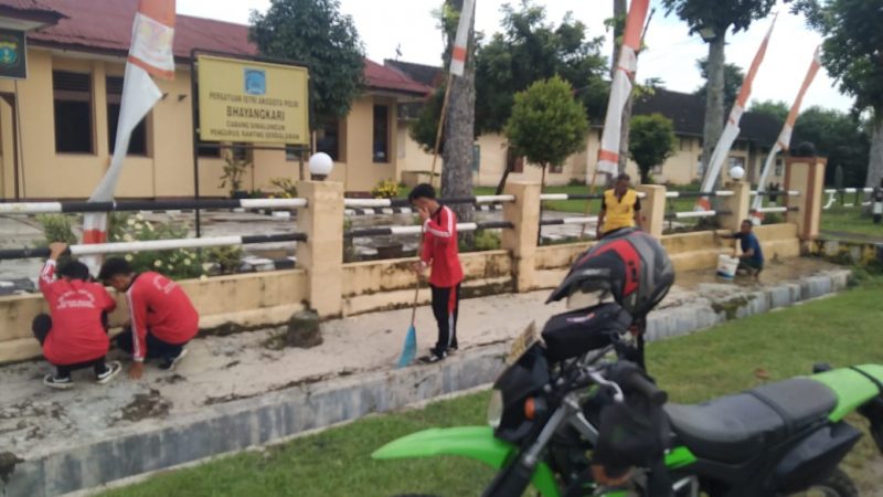 Polsek Serbalawan Resor Simalungun Lakukan Pembersihan Jalan Jelang Upacara 1 Oktober