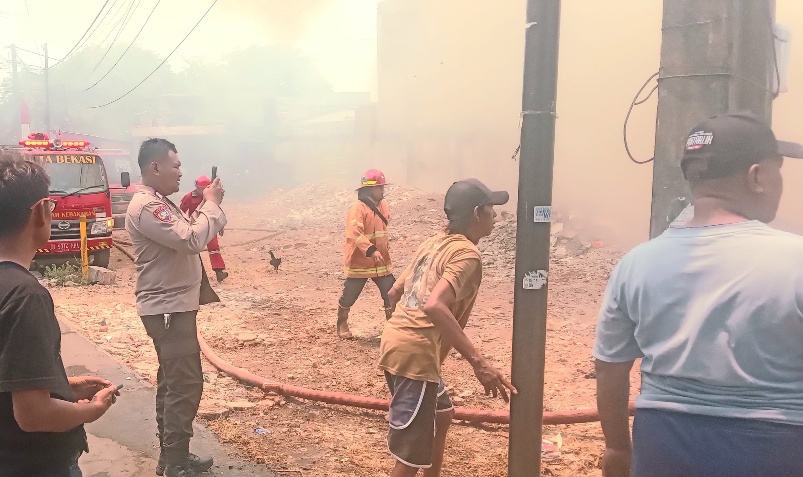 Polsek Bantar Gebang  Pengamanan Kebakaran Lahan Kosong di Ciketing Mustika Jaya