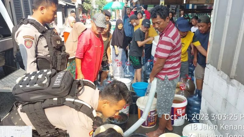 Bakti Sosial Polres Metro Bekasi Kota, Salurkan Air Bersih Kewarga Terdampak Kekeringan