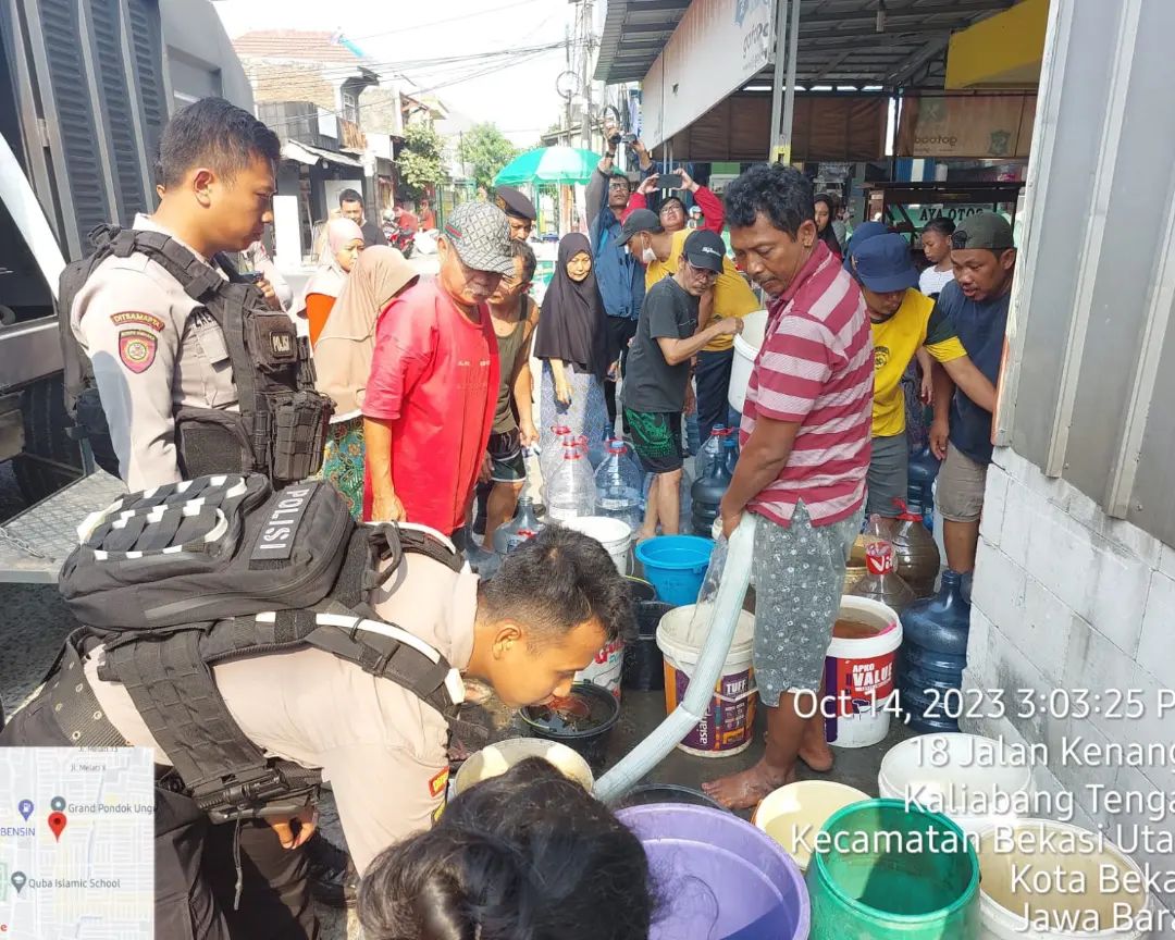 Bakti Sosial Polres Metro Bekasi Kota, Salurkan Air Bersih Kewarga Terdampak Kekeringan