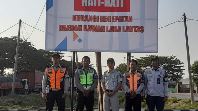 PT Jasa Raharja Cabang Utama Jawa Barat Lakukan Upaya Preventif dengan Memasang Papan Himbauan Reflektif di Titik Rawan Laka Lantas