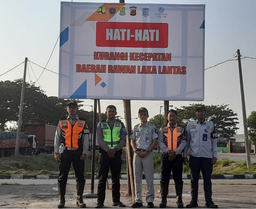 PT Jasa Raharja Cabang Utama Jawa Barat Lakukan Upaya Preventif dengan Memasang Papan Himbauan Reflektif di Titik Rawan Laka Lantas