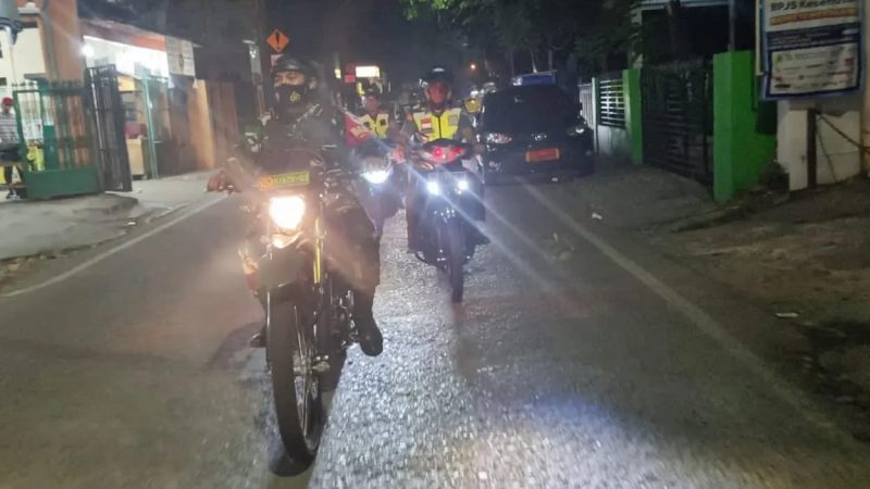 Babinsa Koramil 02/Pondok Gede Bersama Mitra Jaya Lakukan Patroli Malam Cegah Gangguan Kamtibmas Diwilayah Binaan