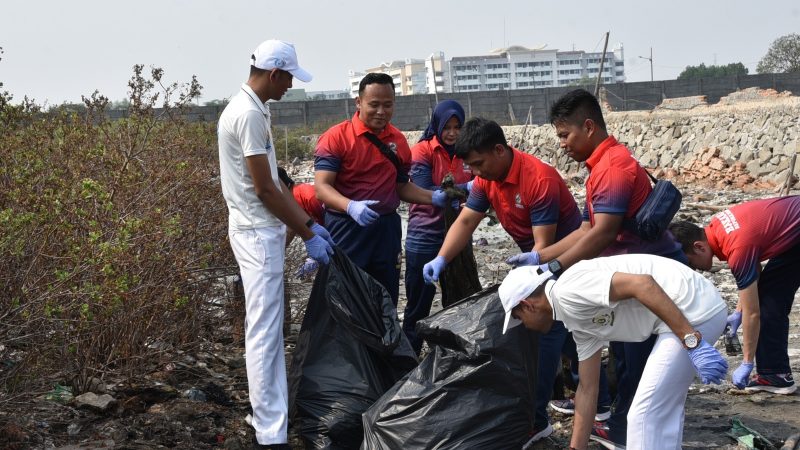 Bakamla RI Bersama Indian Coast Guard Ship (ICGS) Bersihkan Pantai Marunda