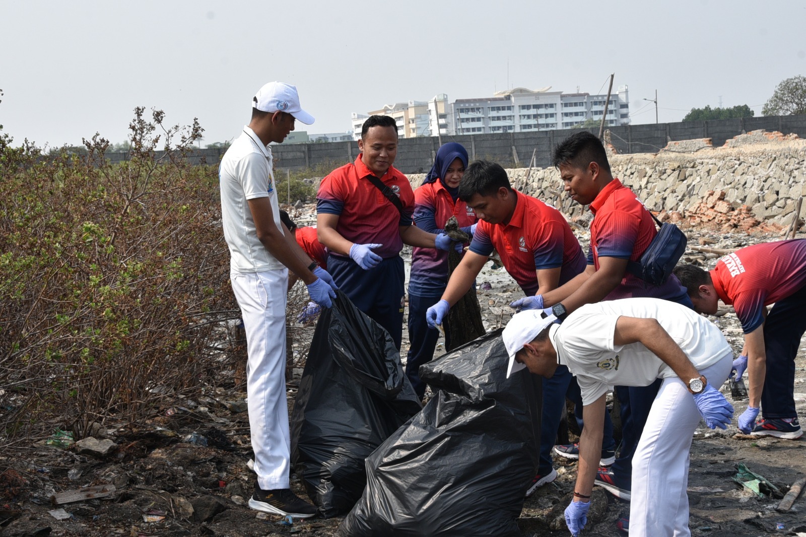 Bakamla RI Bersama Indian Coast Guard Ship (ICGS) Bersihkan Pantai Marunda