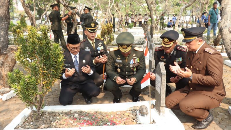 Korem 051/Wijayakarta melaksanakan kegiatan Ziarah Rombongan di Taman Makam Pahlawan Patriot Bangsa Bulak Kapal