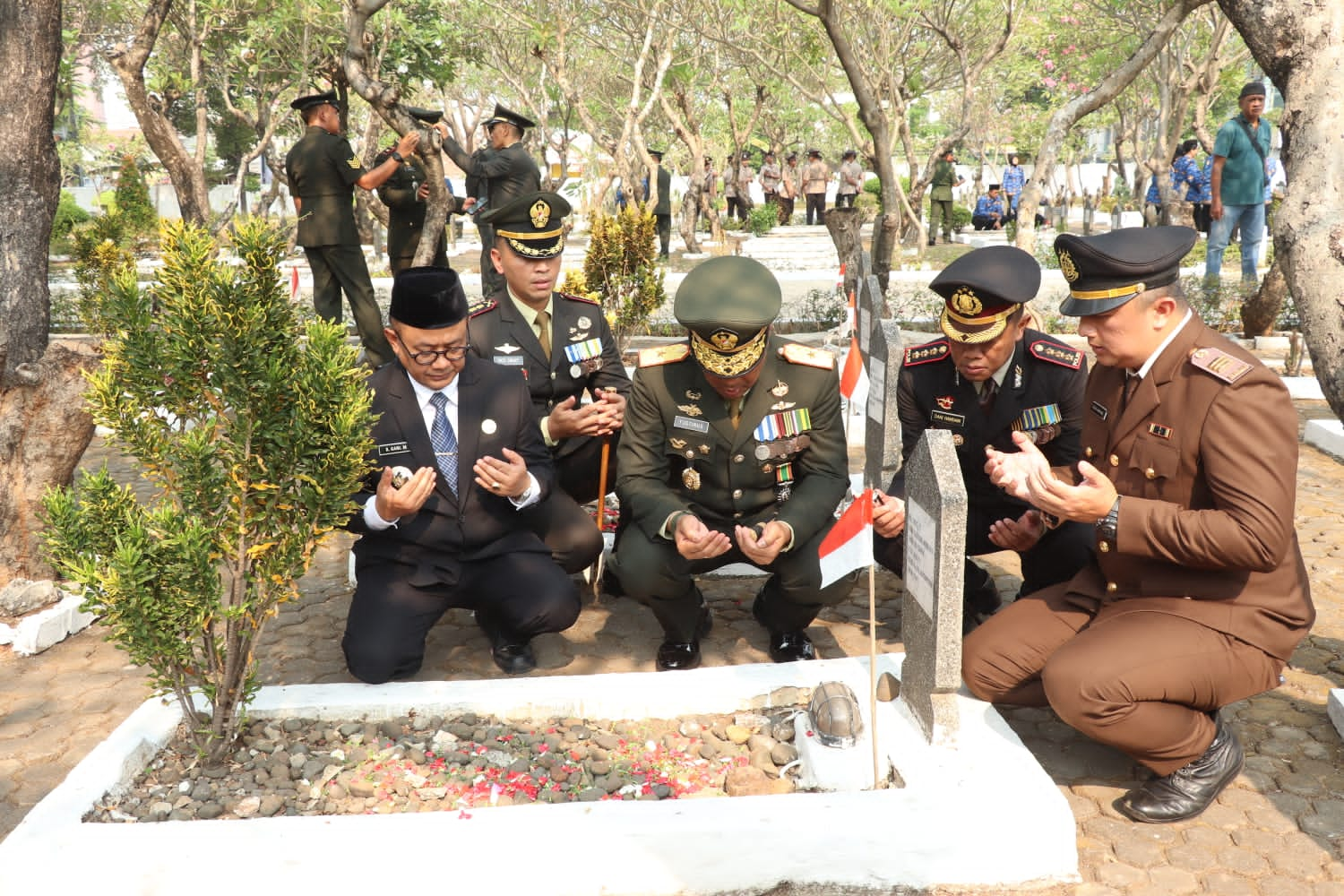 Korem 051/Wijayakarta melaksanakan kegiatan Ziarah Rombongan di Taman Makam Pahlawan Patriot Bangsa Bulak Kapal