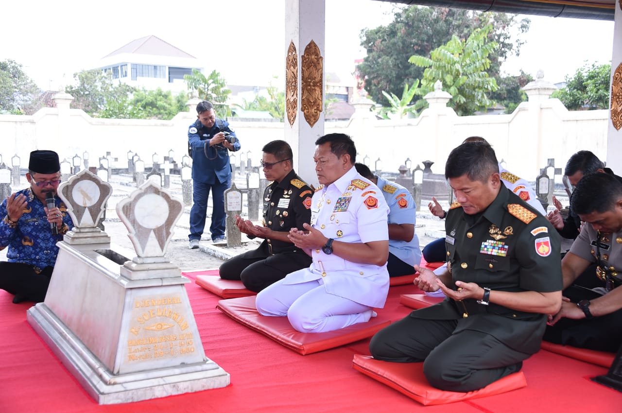 Jelang HUT TNI ke 78, Panglima TNI Ziarah Ke Makam Jenderal Soedirman