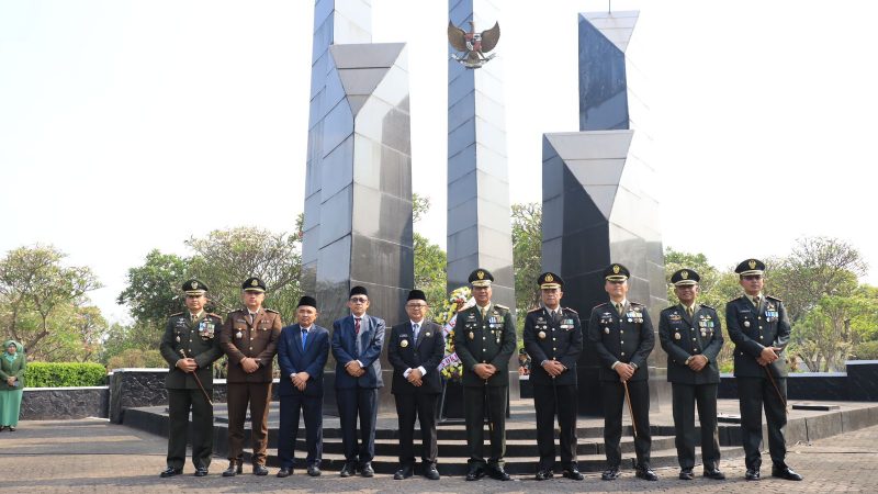 Menyambut HUT Ke-78 TNI AD, Pj. Wali Kota Bekasi R. Gani Muhammad Bersama Forkopimda Ziarah Makam dan Tabur Bunga di TMP Bulak Kapal