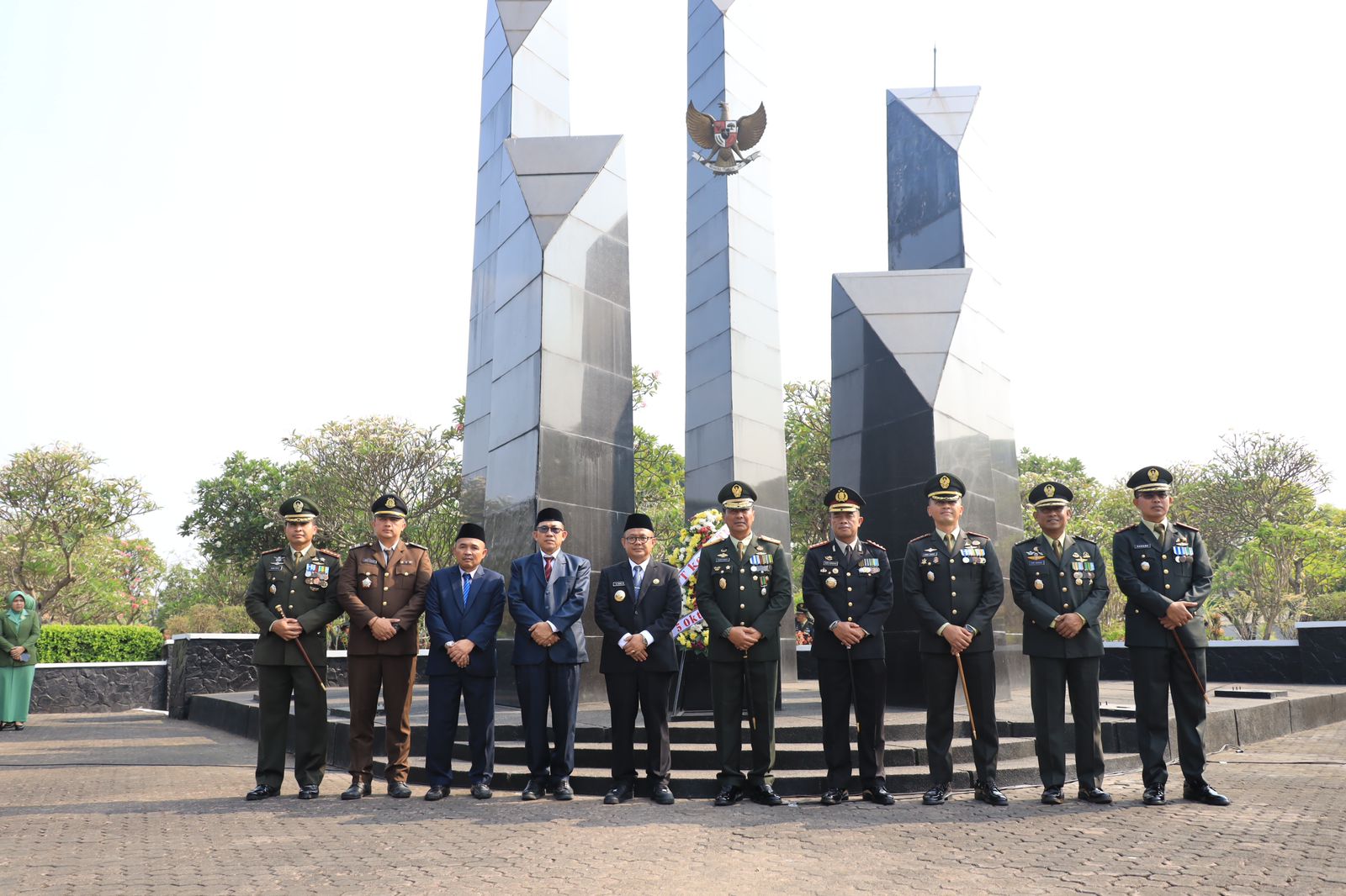 Menyambut HUT Ke-78 TNI AD, Pj. Wali Kota Bekasi R. Gani Muhammad Bersama Forkopimda Ziarah Makam dan Tabur Bunga di TMP Bulak Kapal