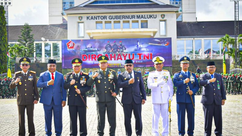 Danlantamal IX Bersama Pimpinan TNI di Maluku Gelar Upacara Parade dan Defile Pada HUT Ke-78 TNI Tahun 2023