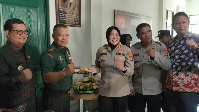 Kapolsek Bantargebang Berikan Surprise Ucapan Dirgahayu TNI ke – 78 ke Koramil Bantargebang