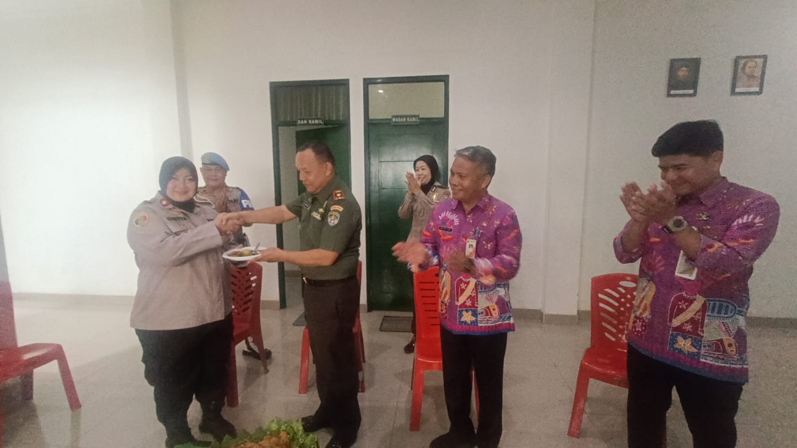 Kapolsek Jatinegara Berikan Surprise Ucapan Dirgahayu TNI ke 78 ke Koramil 01/Jatinegara