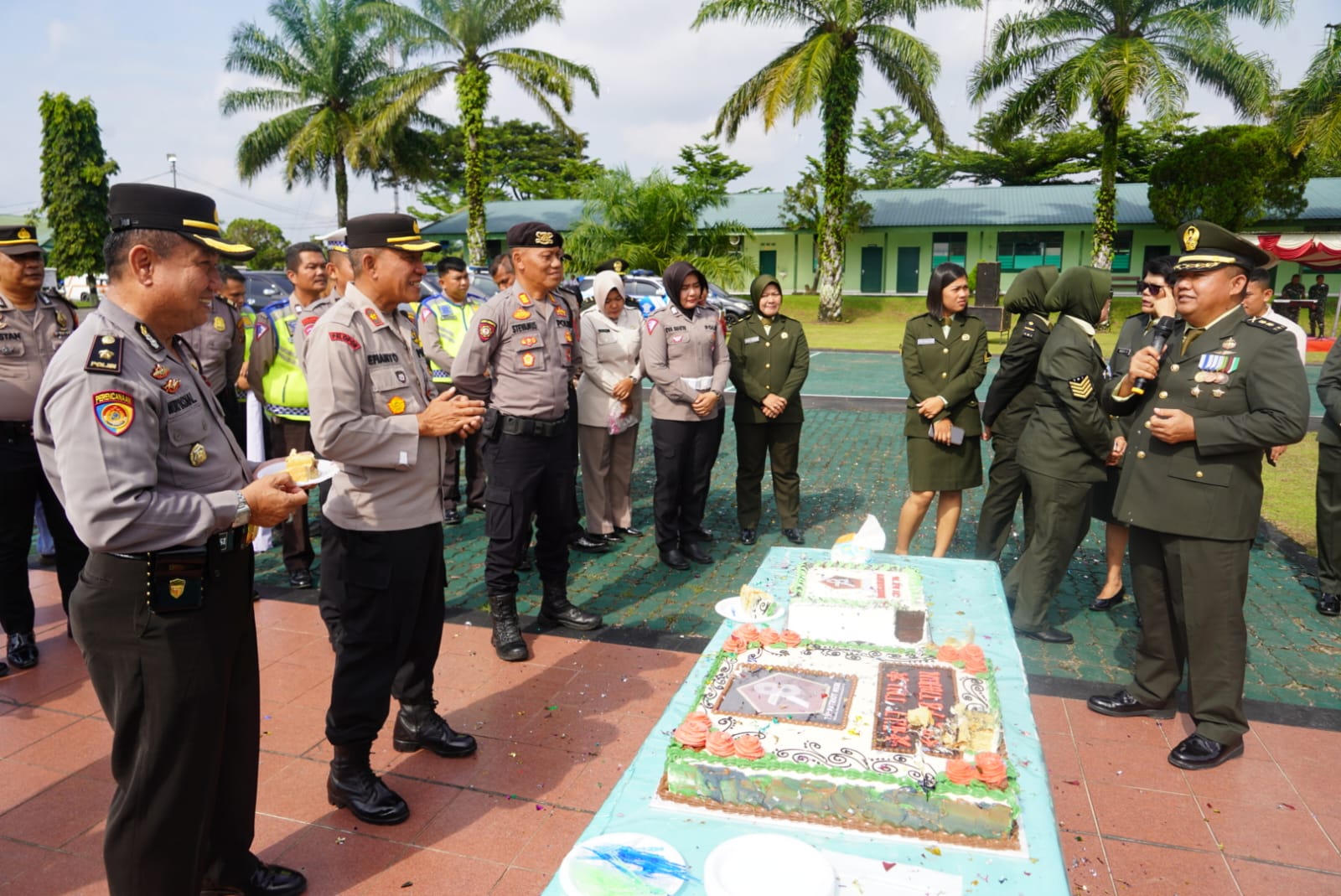 Perayaan HUT Ke-78 TNI, Wakapolres Simalungun Beri Ucapan dan Kue Ulang Tahun