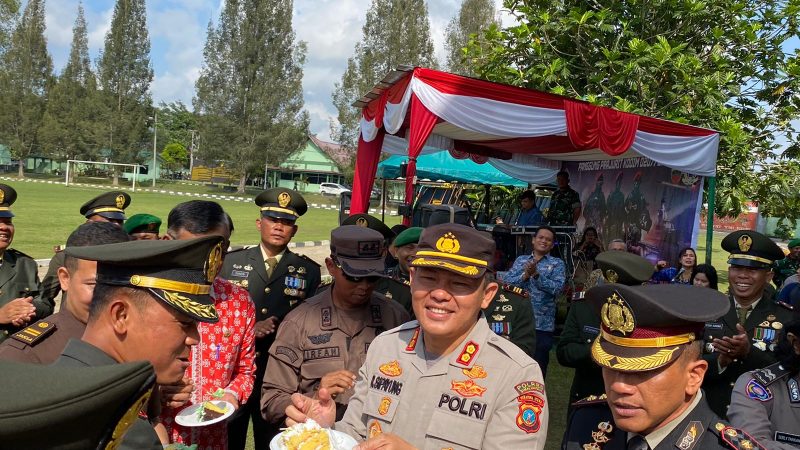 Perayaan HUT TNI Ke-78: Kapolres Simalungun Berikan Kejutan Kue Ulang Tahun Kepada Dandim 0207/Sml