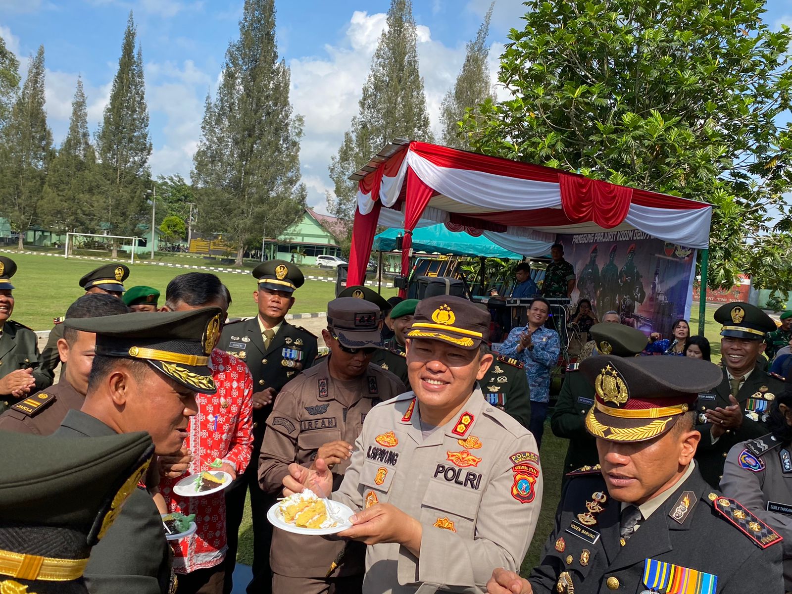 Perayaan HUT TNI Ke-78: Kapolres Simalungun Berikan Kejutan Kue Ulang Tahun Kepada Dandim 0207/Sml