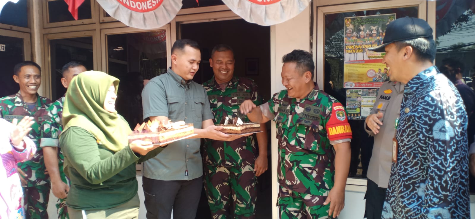 Kapolsek Cakung Bersama Forkopincam Geruduk Koramil 06/Cakung Ucapkan Dirgahayu TNI