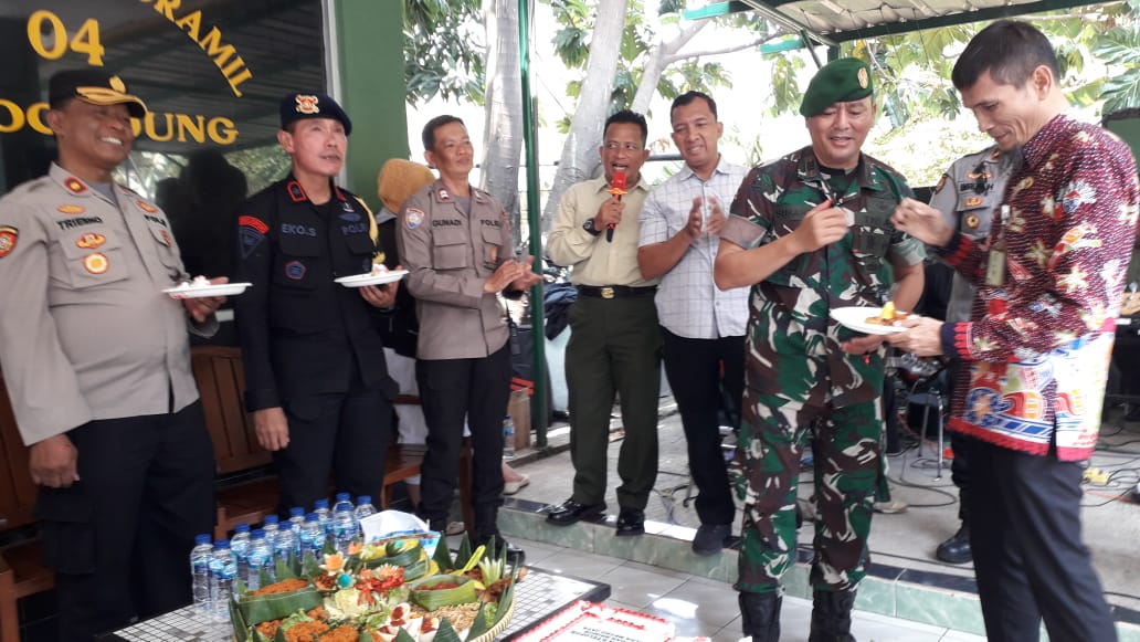 Dirgahayu TNI Ke-78, Polsek Pulogadung Surprise Kue Ulang Tahun dan Tumpeng Ke Koramil Pulogadung