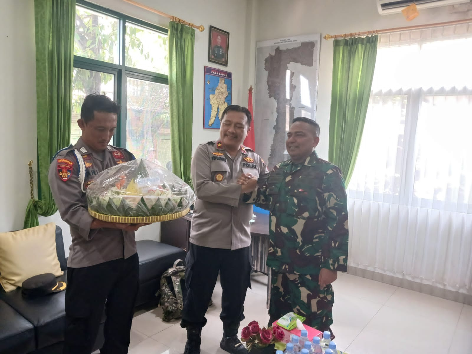 Kunjungi Koramil /02 Pondok Kapolsek Gede, Kapolsek Pondok Gede : Selamat Ulang Tahun TNI ke-78 “TNI Patriot NKRI Pengawal Demokrasi Untuk Indonesia Maju”