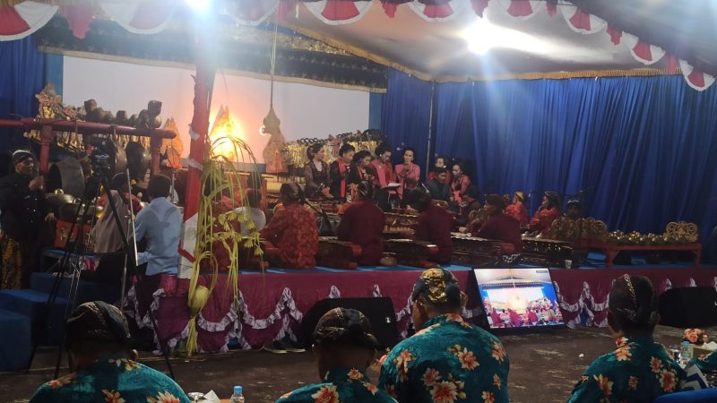 Dandim 1710/Mimika Nonton Bareng Pagelaran Wayang Kulit Meriahkan HUT Ke-78 TNI