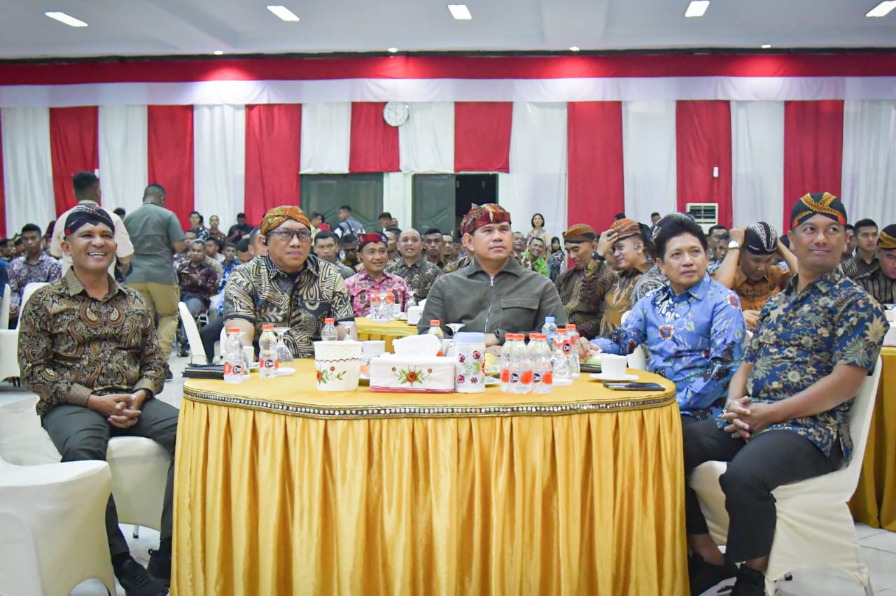 Danlantamal IX Dampingi Pangdam XVI Pattimura dan Forkopimda Maluku Saksikan Pagelaran Wayang Kulit Pada Peringatan HUT Ke-78 TNI