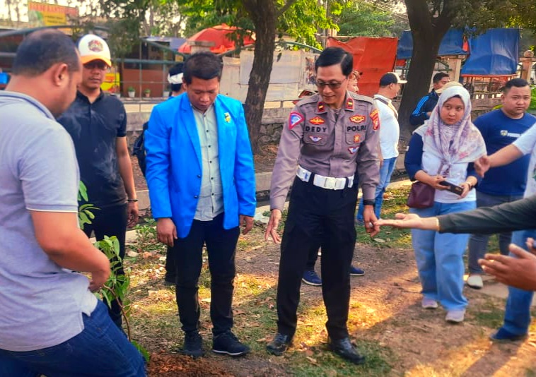 Polri Peduli Lingkungan, Polsek Bekasi Timur hadir Gerakan Tanam Pohon bersama KNPI Kota Bekasi