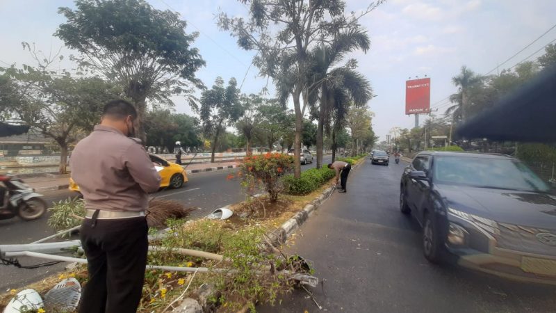 Unit Gakum Lantas Polres Metro Bekasi Kota Tangani Laka Lantas, Mobil Sedan TimorTabrak Pembatas Jalan