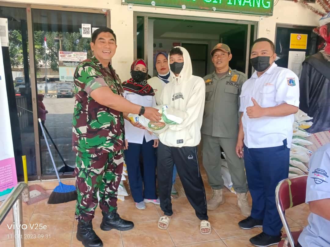 Babinsa Cipinang Cempedak Koramil 01/Jatinegara Salurkan Bantuan Cadangan Beras ke Warga