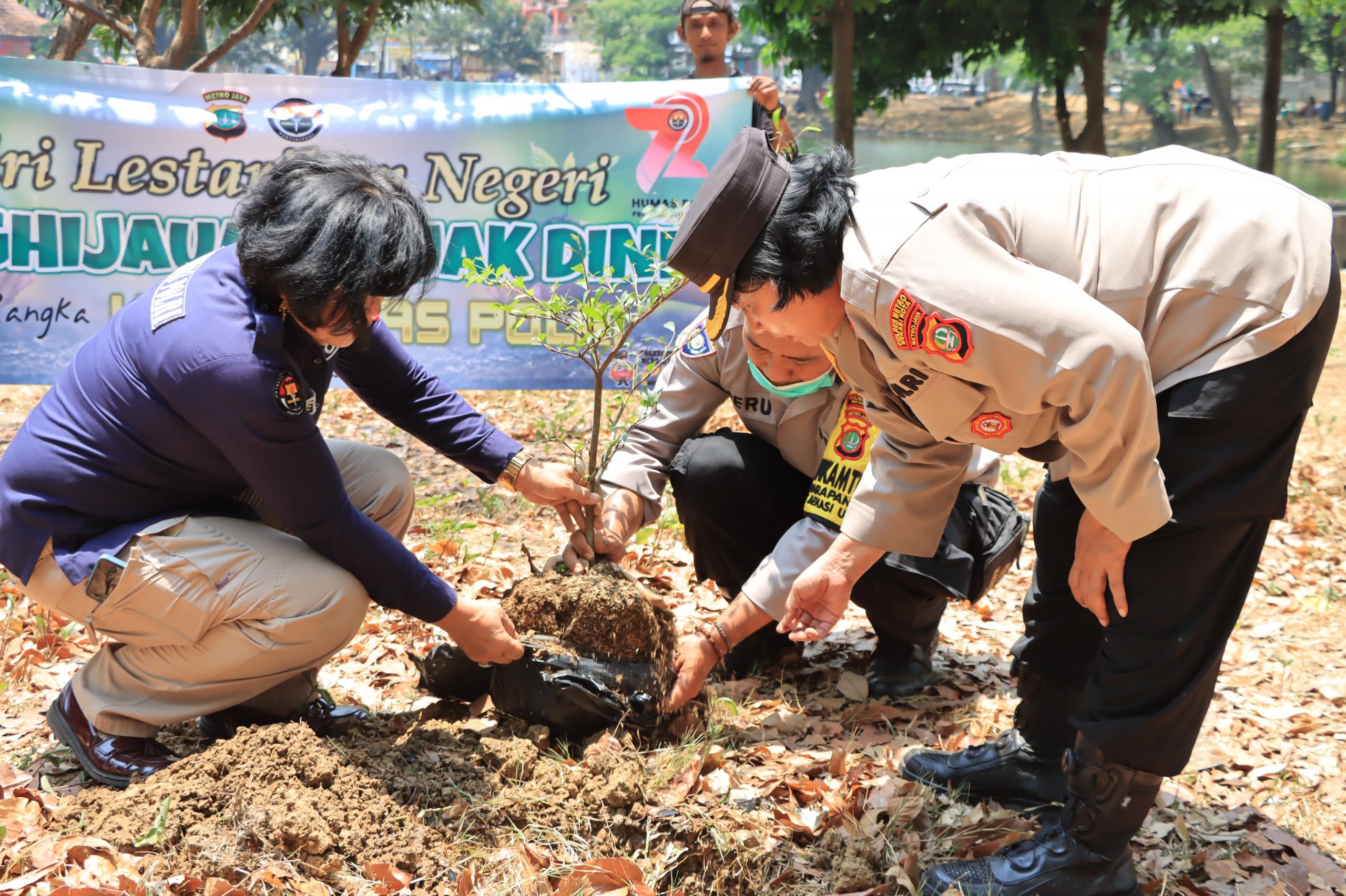 HUT Humas Polri ke 72, Lestarikan Negeri, Kasie Humas Polres Metro Bekasi Kota Tanam Pohon di Bekasi Utara