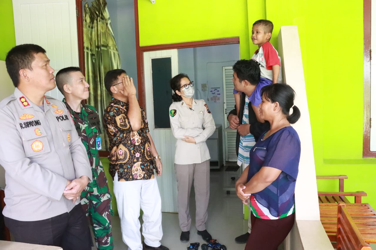 Diperbolehkan pulang oleh Dokter, Korban Yang Dianiaya Tante Diantar Polres Simalungun