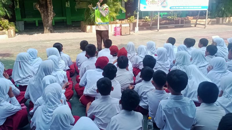 Kenal Sejak Dini Kamseltibcar, Unit Kamsel Satlantas Polres Metro Bekasi Kota gelar Polri Go To School di SDN 19 Kayuringin Jaya