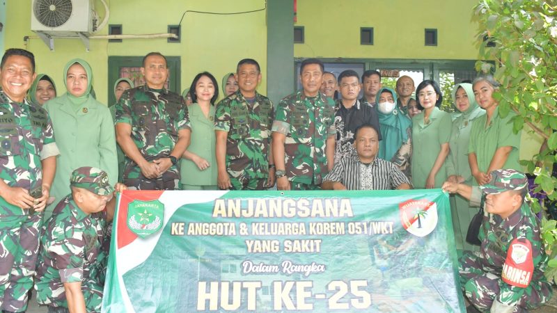 Peringati HUT Korem 051/Wkt Ke-25, Danrem Anjangsana ke Anggota TNI yang Sakit Menahun