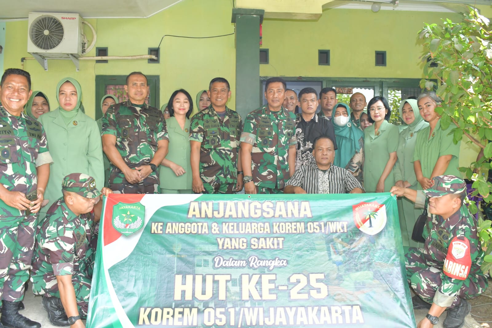 Peringati HUT Korem 051/Wkt Ke-25, Danrem Anjangsana ke Anggota TNI yang Sakit Menahun