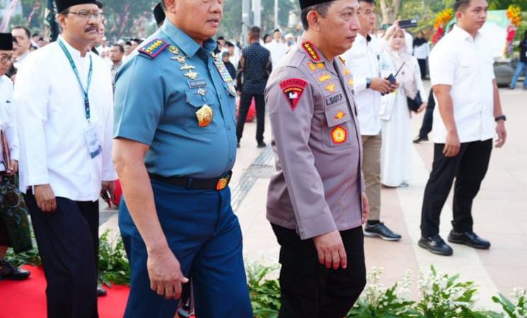 Panglima TNI Mendampingi Presiden RI Pada Peringatan Hari Santri Nasional