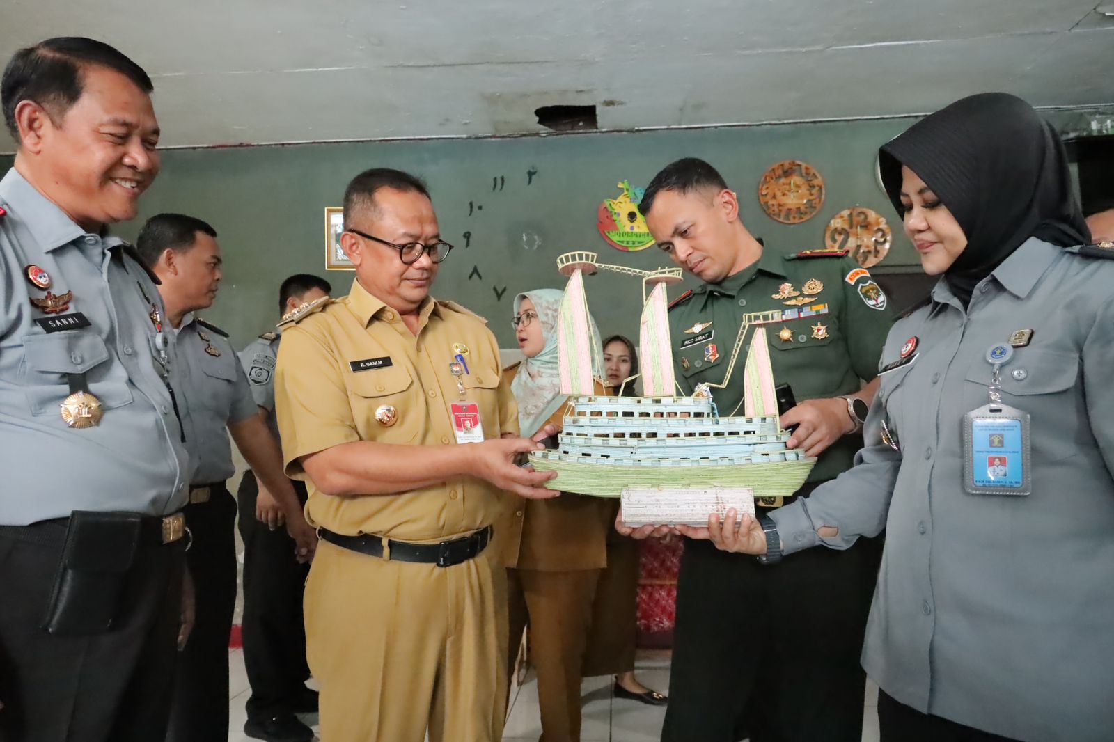 Silaturahmi ke Lapas Bulak Kapal, Pj. Wali Kota Bekasi Kagum Akan Hasil Karya Seni Para Warga Binaan