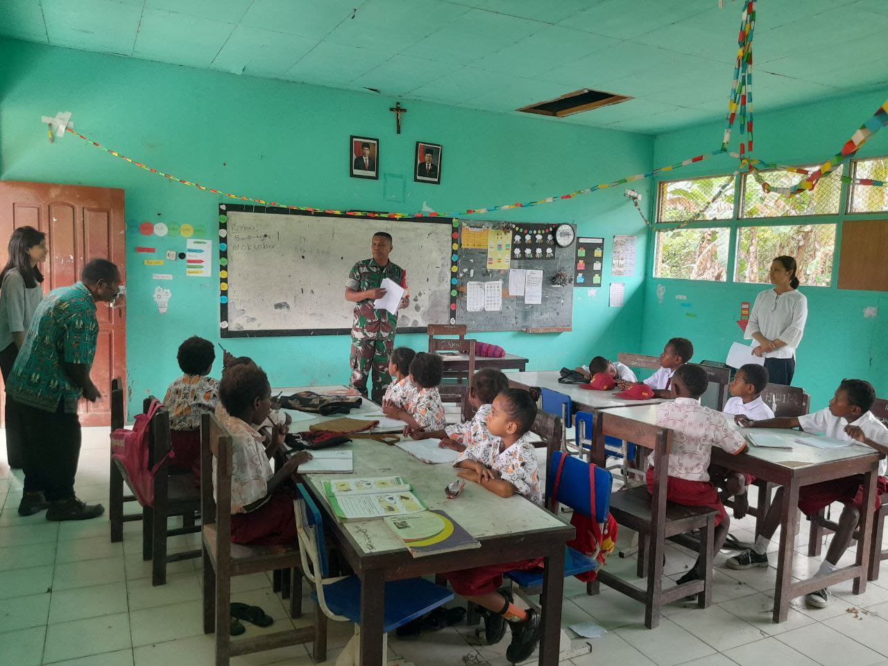 Peduli Dengan Pendidikan Anak, Babinsa Koramil 1710-07/Mapurujaya Bantu Mengajar di Sekolah