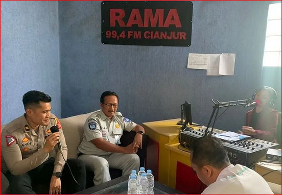 Sosialisasikan Program Pemutihan Denda Pajak dan Bea Balik Nama Kendaraan Bermotor, Tim Pembina Samsat Cianjur Laksanakan Talkshow di Radio Rama FM Cianjur