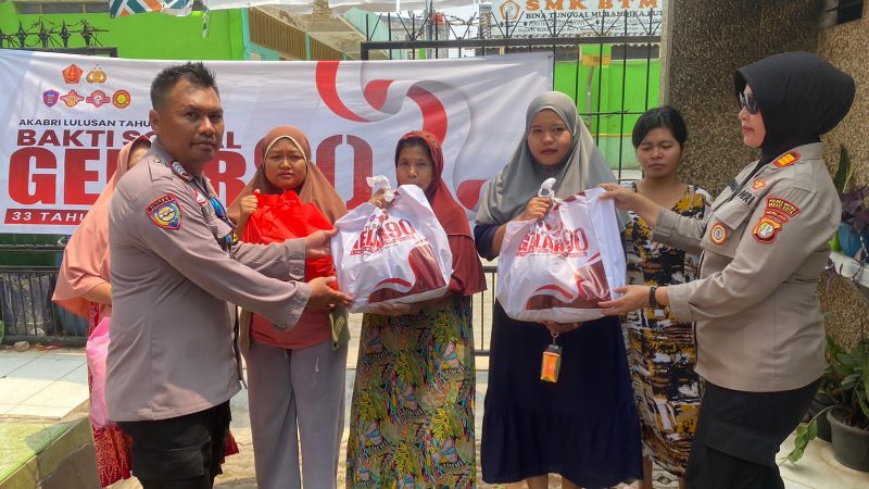 Baksos 33 Tahun Pengabdian Akpol 90, Polsek Medan Satria Salurkan 150 Paket Sembako