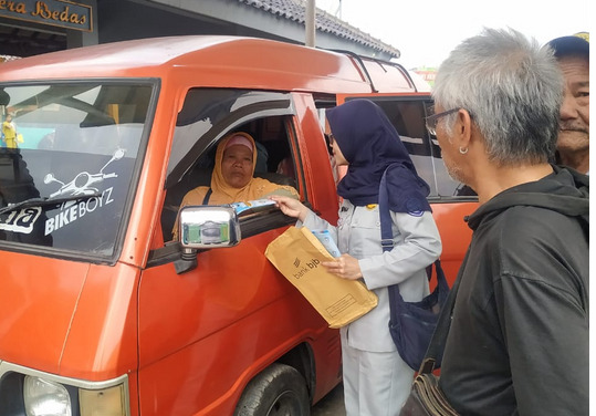 Petugas Jasa Raharja Sosialisasi Program Pemutihan dan juga Uji Petik Angkutan Umum di Terminal Ciwidey