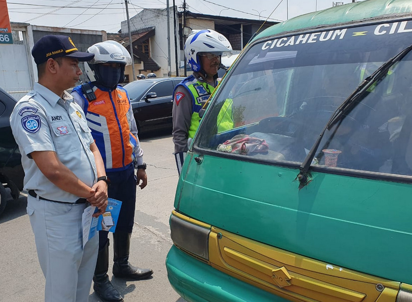 Jasa Raharja Samsat Rancaekek Bersama Mitra Kepolisian Pos Cileunyi dan Mitra Dishub Melaksanakan Kegiatan Pemeriksaan Pajak Kendaraan Penumpang Umum di Terminal Bayangan Cileunyi