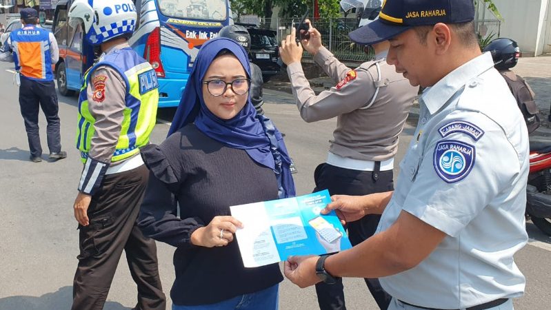 Jasa Raharja Jawa Barat Bagikan Flayer Program Pemutihan Pajak Kendaraan Bermotor di Wilayah Kecamatan Cileunyi Kabupaten Bandung